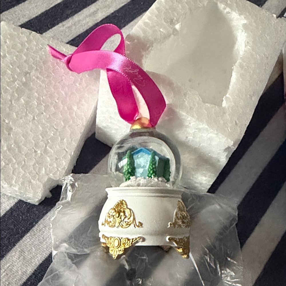 Taylor Swift Lover Snow Globe Ornament - Picture 10 of 11